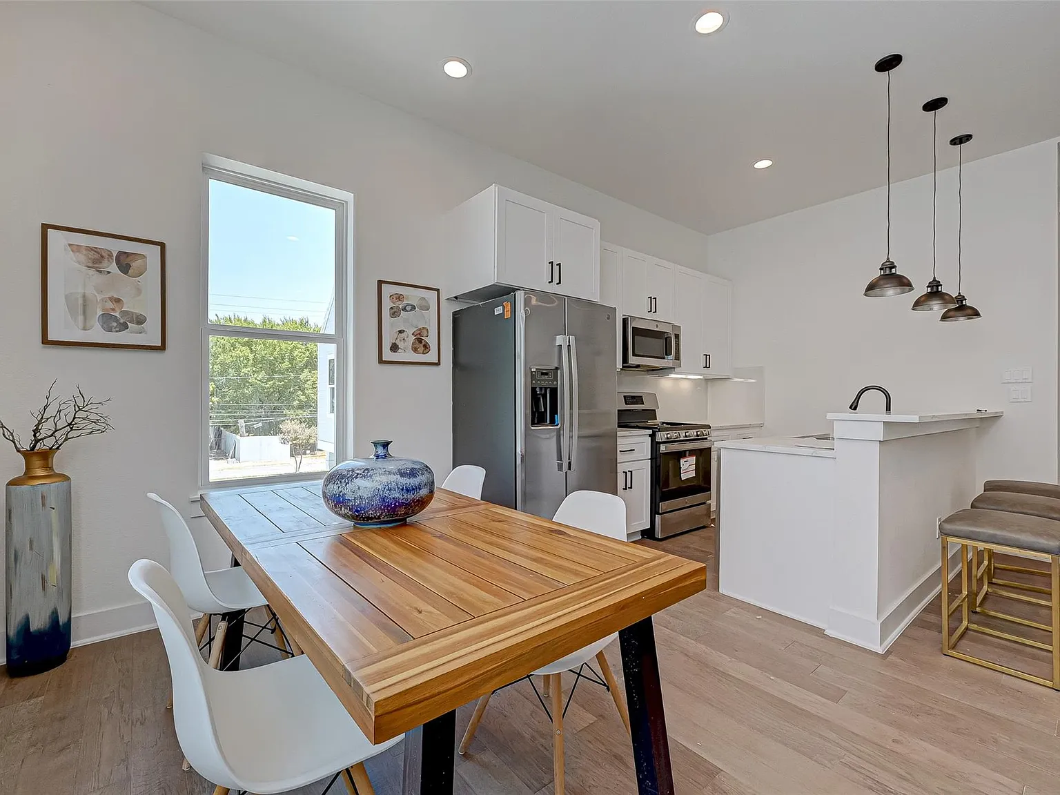 3 bed, 2.5 bath, 1786 sqft, $2,500 — Photo 3