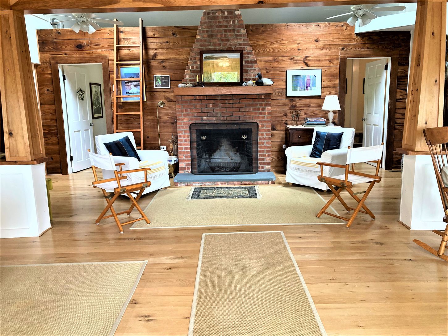 Cozy sitting are by the Fireplace.