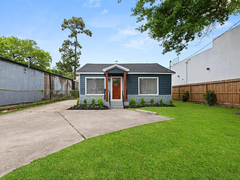1309 Bragg St — Photo 5