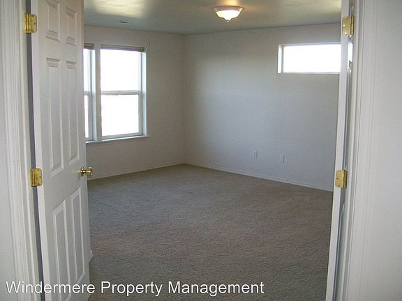 4th image of 1413 SE Newgate Dr