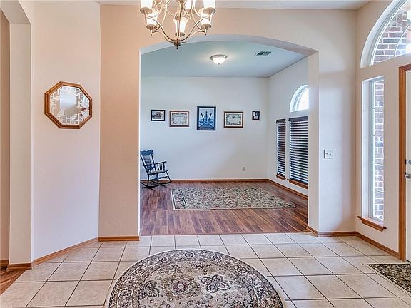 5th image of 805 Oak Creek Dr