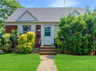 7907 262nd St, Glen Oaks, NY 11004