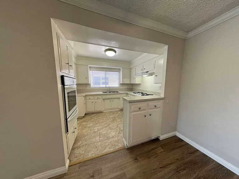 HYW - Hayworth Apts. — Photo 15