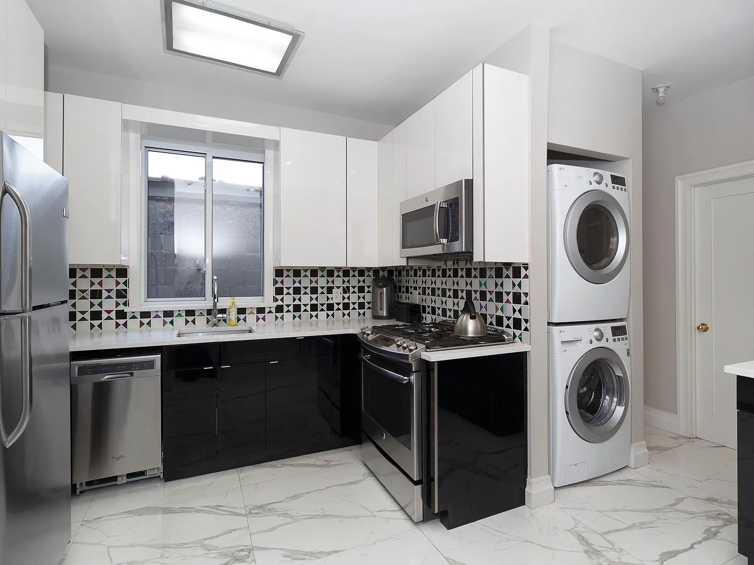 3 bed, 1300 sqft, $5,000 — Photo 3