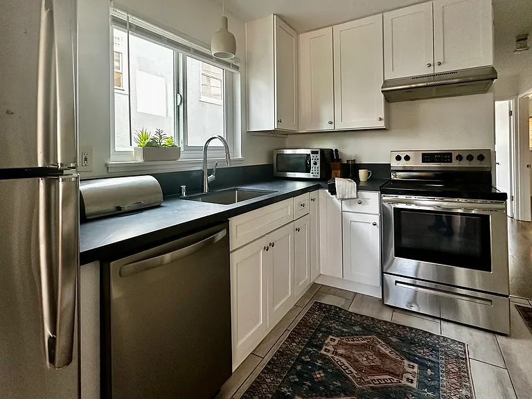 450 42nd St #B — Photo 5