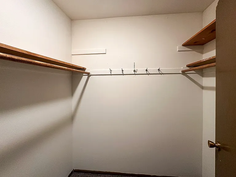 2 Bed / 1 Bath - 1,000 SF - Closet