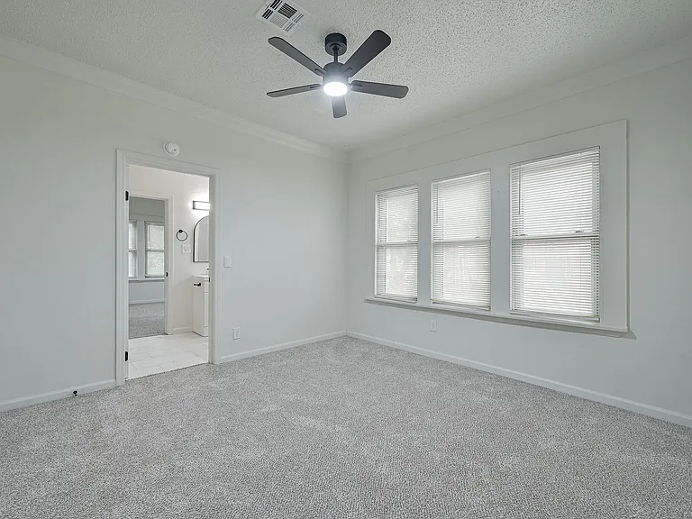 1017 NE 16th St — Photo 30