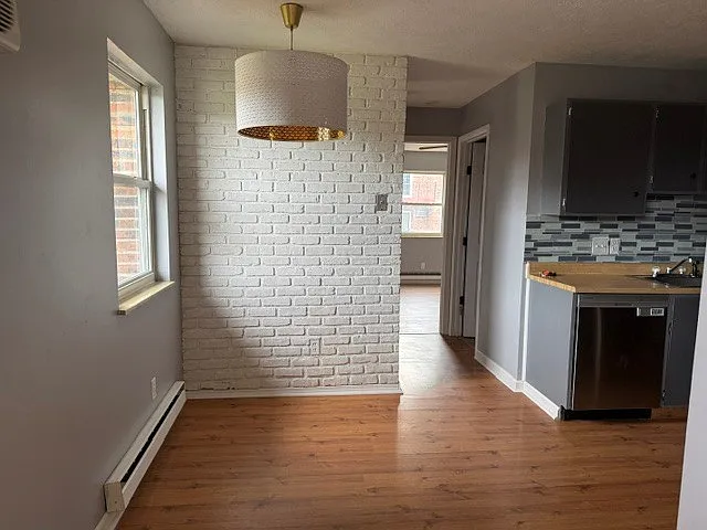 2 bed, 932 sqft, $1,300 — Photo 3