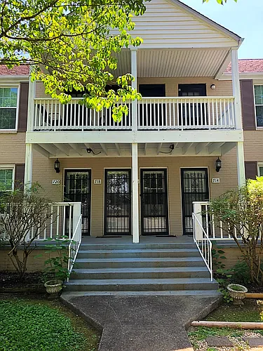 718 Lawrence Ave Photo 1