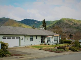 900 NW Regent Dr, Grants Pass, OR