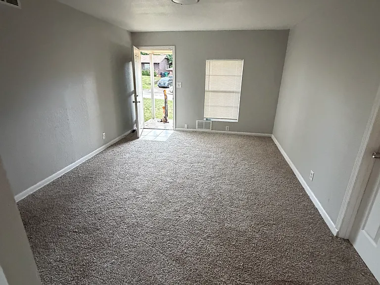 909 NE 31st St — Photo 1