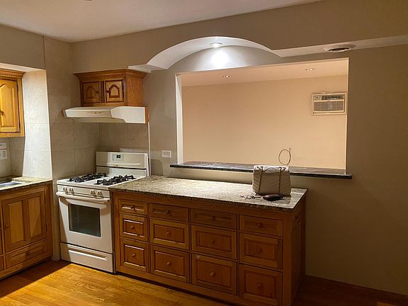 5th image of 8522 W Catalpa Ave