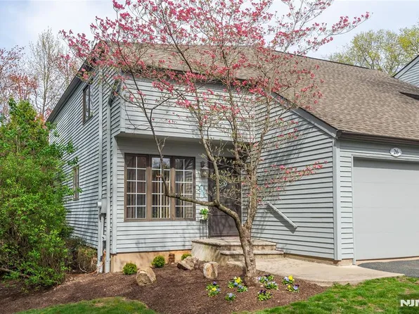 26 Stonegate Dr, Roseland, NJ 07068