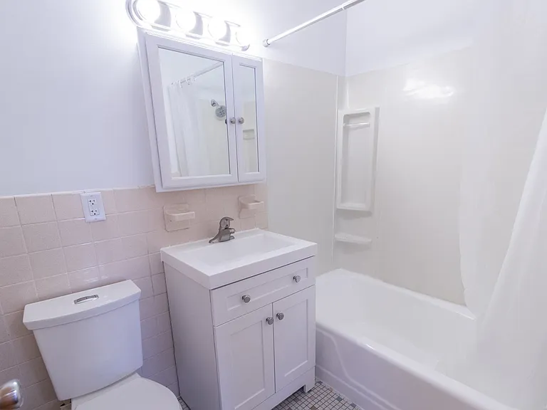 Carroll Court Apartments — Photo 21