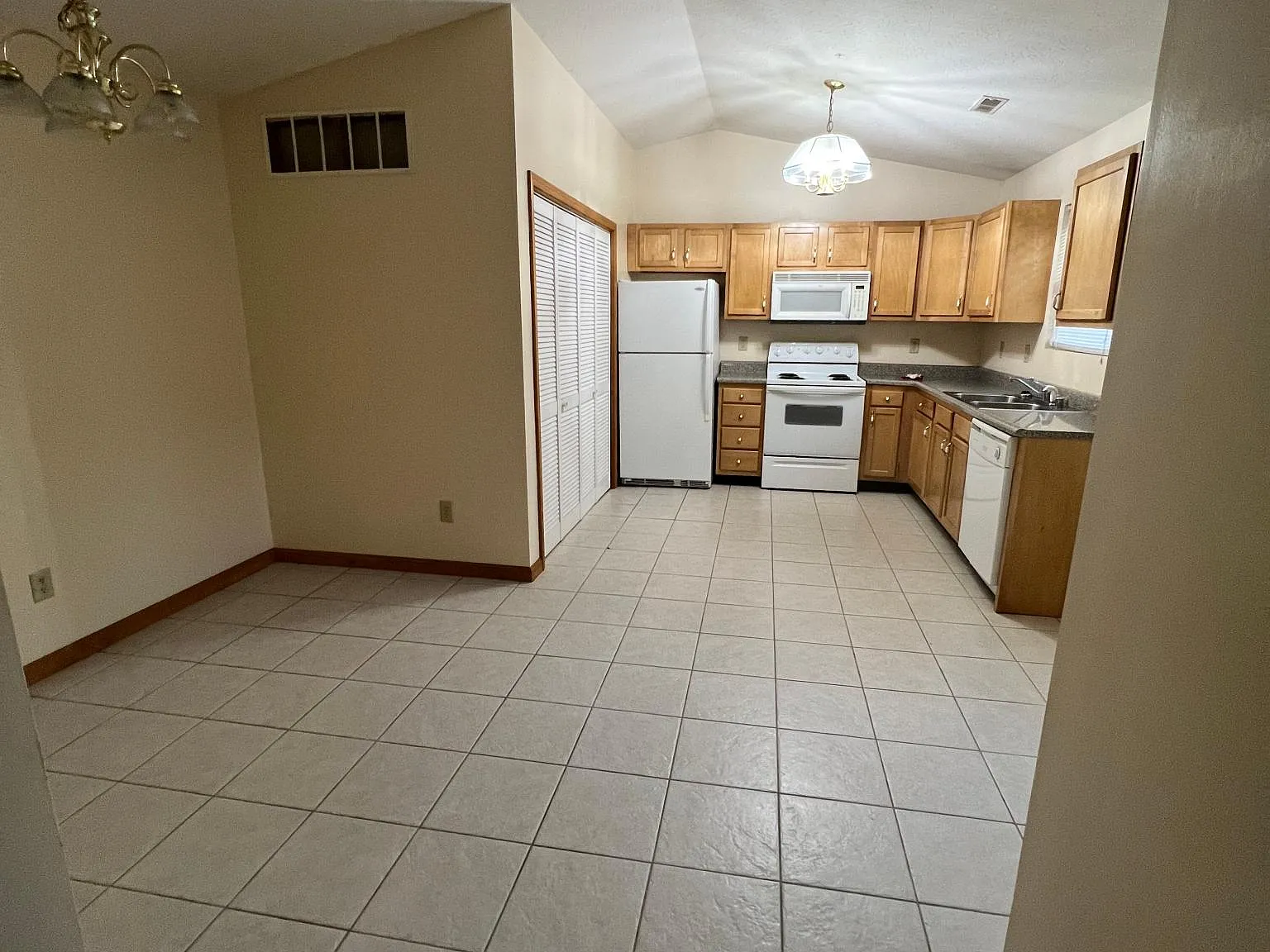 2 bed, 1200 sqft, $1,100 — Photo 3