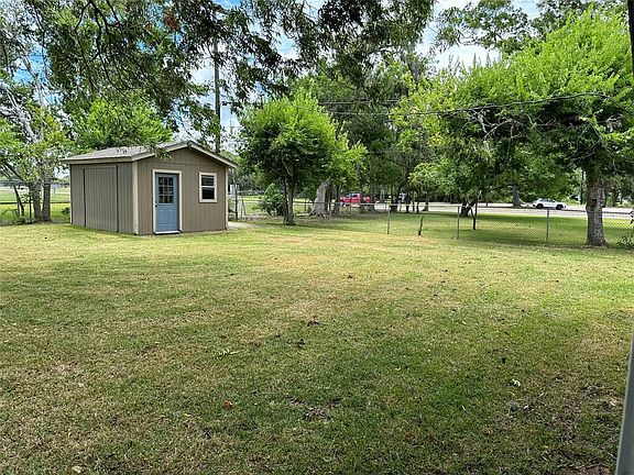 5th image of 204 Winding Way St