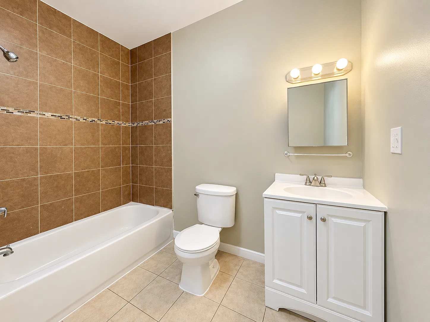 3 bed, 1200 sqft, $2,045 — Photo 2