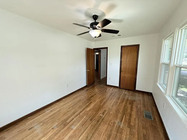 1004 S 3rd St — Photo 16