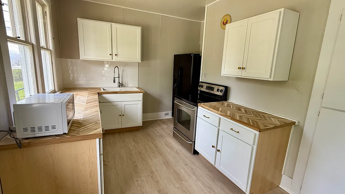 Building Photo - 160 SE McCray Ave #452