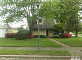 3165 Euston Ln, Levittown, NY 11756
