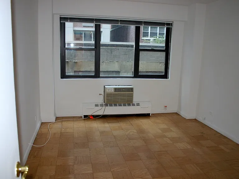 330 E 46th St #3B — Photo 1