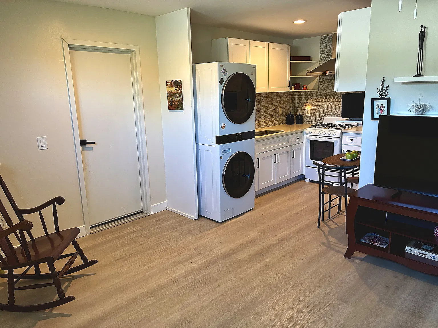 Studio, 400 sqft, $1,900 — Photo 2