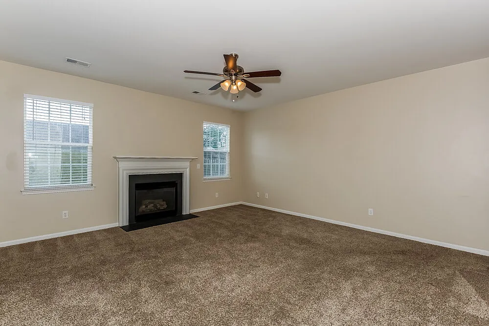 4 bed, 2.5 bath, 2200 sqft, $3,300 — Photo 4