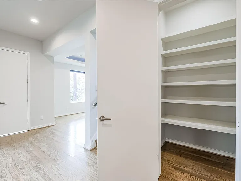 711 W Clay St — Photo 23