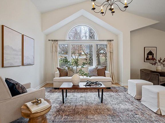 3rd image of 201 Wild Oak Ln