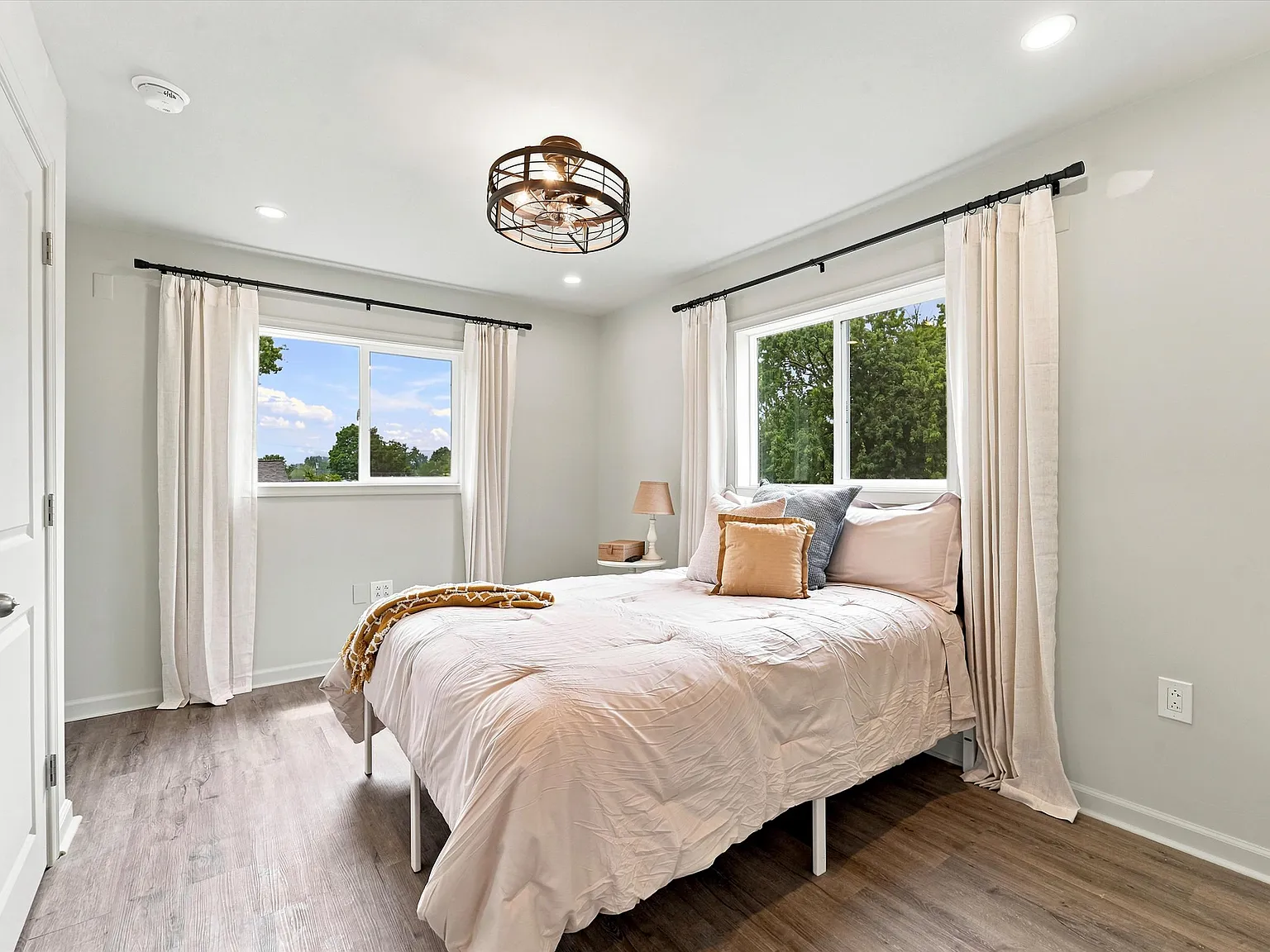 2 bed, 1100 sqft, $2,695 — Photo 3