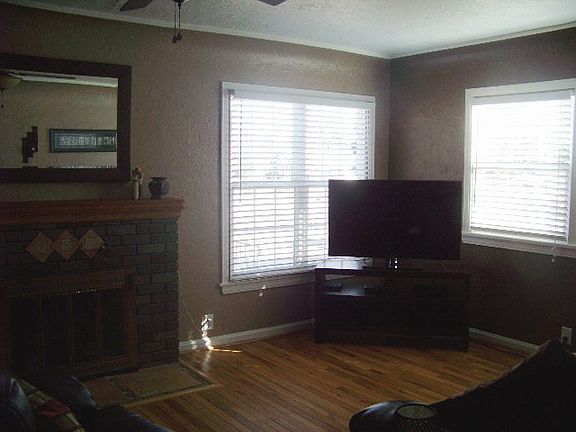 5th image of 425 E Orman Ave