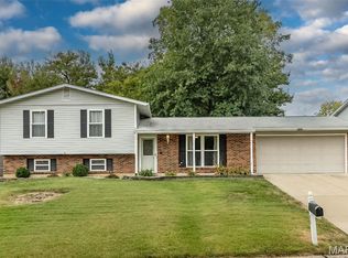 615 Country Lake Dr, Saint Peters, MO 63376