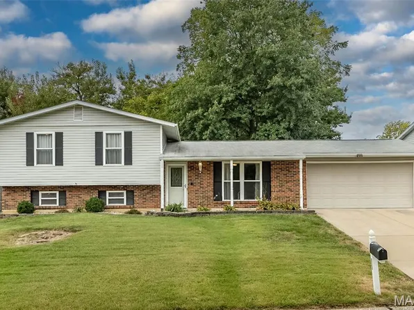 615 Country Lake Dr, Saint Peters, MO 63376