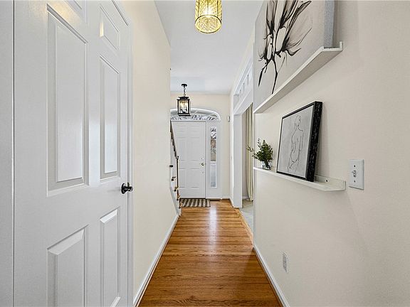 5th image of 211 Barclay Square Dr