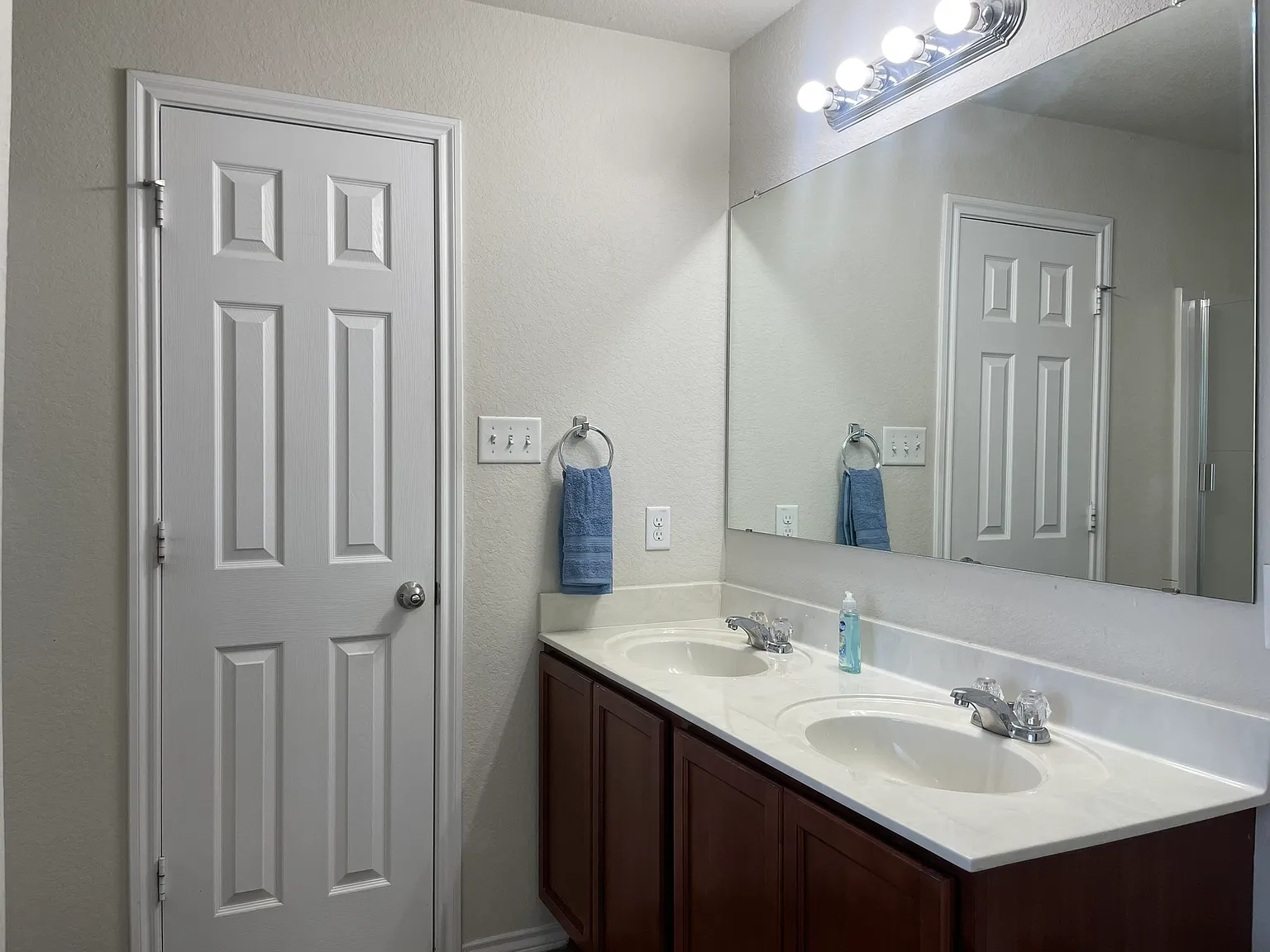 4 bed, 2044 sqft, $4,900 — Photo 2