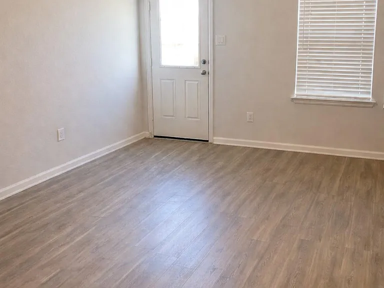 20935 Endeavor St — Photo 3