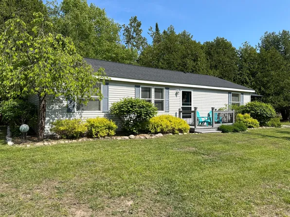 7763 Lagoon Dr, Alanson, MI 49706