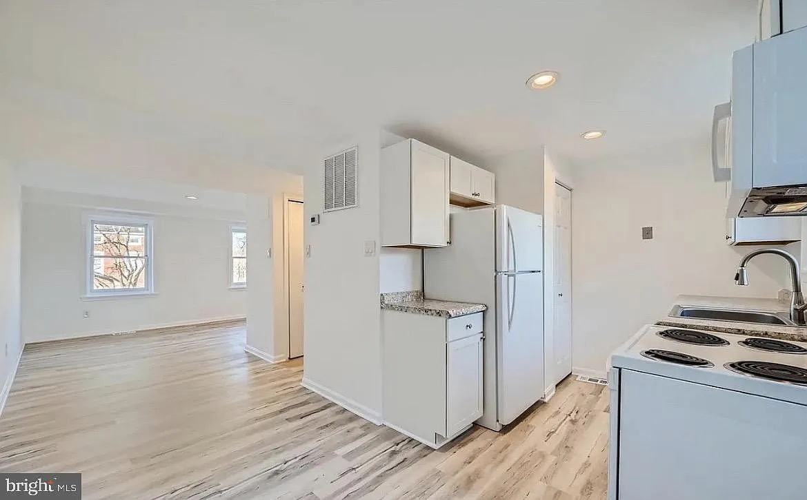 2 bed, $1,300 — Photo 4