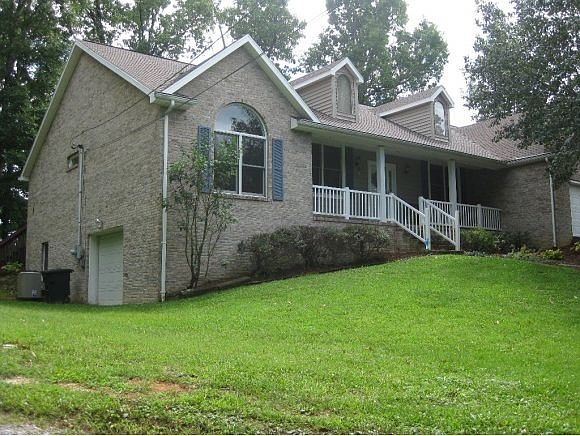 FRT COV PORCH121 ACRE LOT