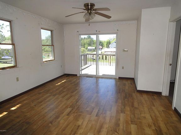 3rd image of 10 Hillside Ave