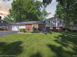 5605 Kingfisher Ln, Clarkston, MI 48346