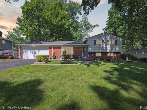 5605 Kingfisher Ln, Clarkston, MI 48346