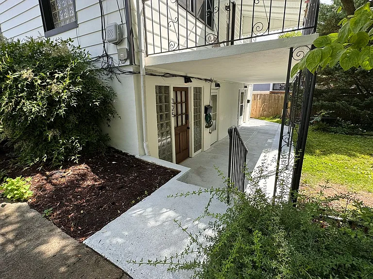 399 Watson St — Photo 2