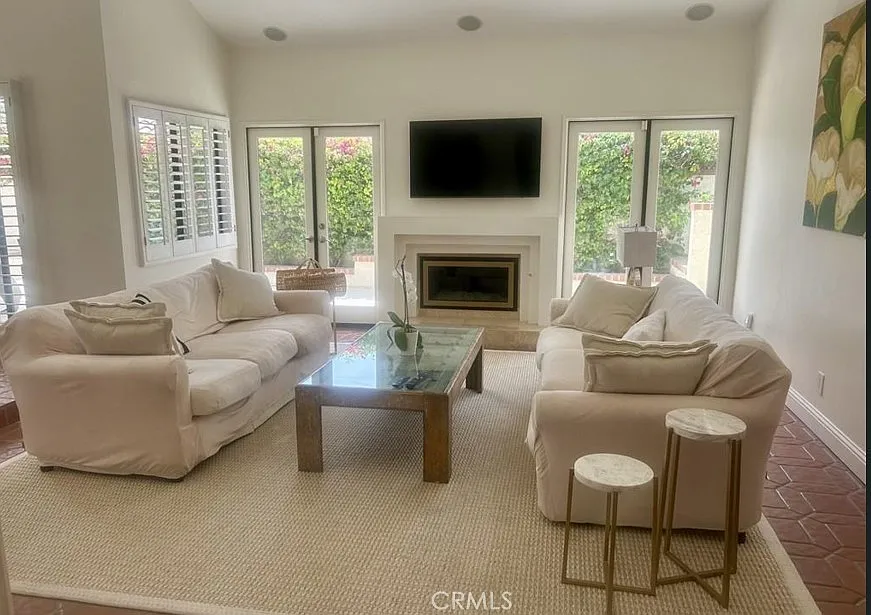 3 bed, 2.5 bath, 2116 sqft, $3,700 — Photo 2