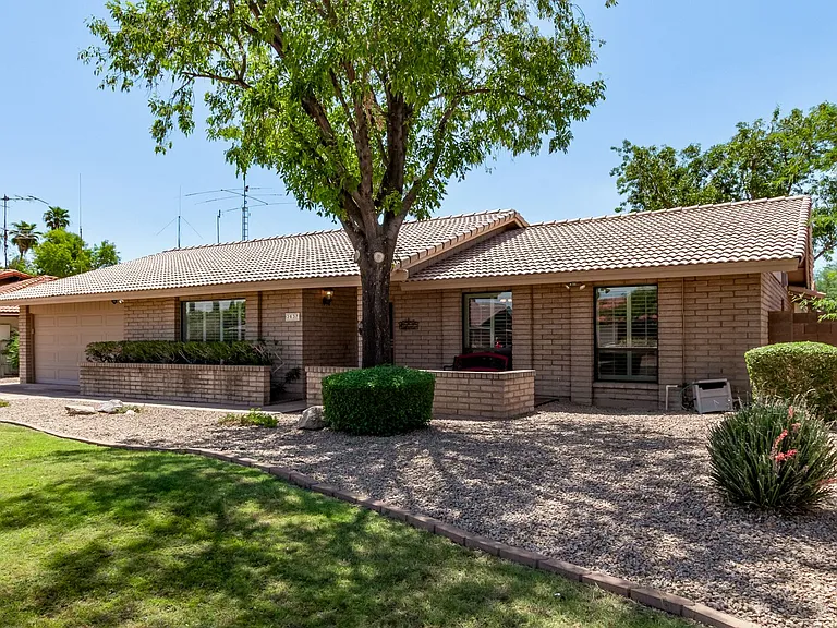 2637 E Sierra St — Photo 4