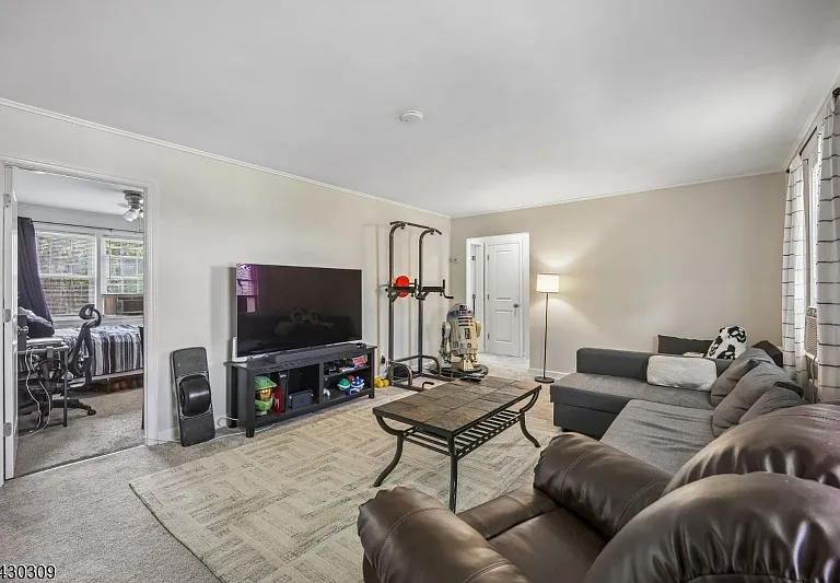 390 Morris Ave #8 — Photo 5