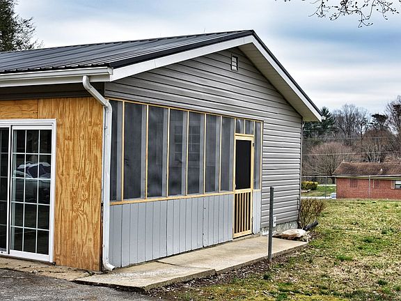 4th image of 415 Cicero Ave