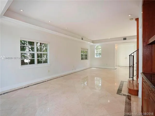 592 Fernwood Rd — Photo 12