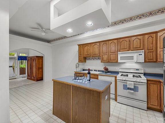 5th image of 1028 W Sutton Ct