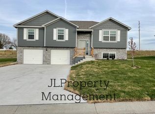 605 SW Powell Dr, Oak Grove, MO 64075